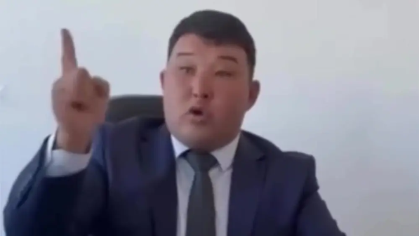 Ауыл тұрғындарын боқтап жіберген әкім халықтан кешірім сұрады (ВИДЕО)