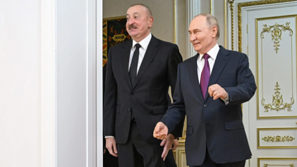 “Әуе кеңістігінде украиналық дрон болған” - Путин Әлиевке ұшақ апатының себебі туралы ресми мәлімдеме жасады