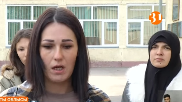 "Жетім қызды үйлеріне кіргізіп алып зорлаған". Ата-аналар жетім қызды қорлаған жасөспірімдерді мектептен қууды талап етті