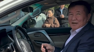 Қуанышқа толы жаңалық: Елге белгілі актер Бекжан Тұрысқа өнерпаз інілері темір тұлпар сыйлады