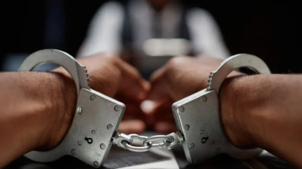 Полиция қызметкерлері есірткі сатып жатқан жерінде ұсталды