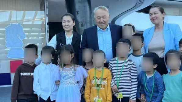 Нұрсұлтан Назарбаев тұңғыш президент мұражайында экскурсия кезінде көзге түсті (ВИДЕО)