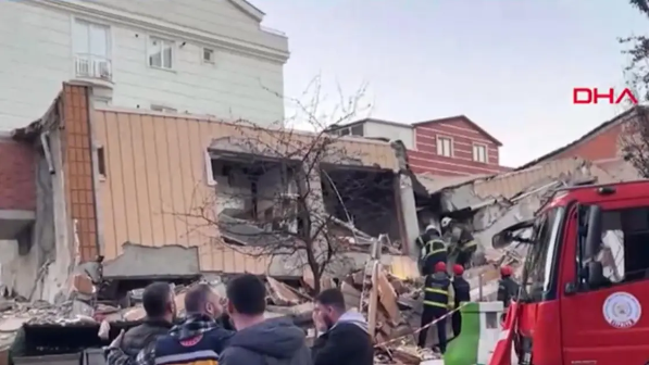 Түркияда 7 қабатты тұрғын үй опырылып, бірнеше адам қиранды астында қалды (ВИДЕО)