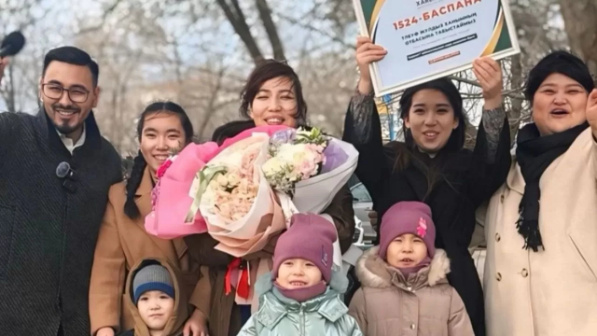"Туысы жындыханаға жатқызған" әйел баспаналы болды. Ақтөбелік  бес баланың анасына пәтер тарту етілді