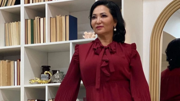 “Есіктен кіріп төр менікі дейді”: Гүлзира Айдарбекова “өз заңын” орнатқысы келетін келіндер жайлы айтты (ВИДЕО)