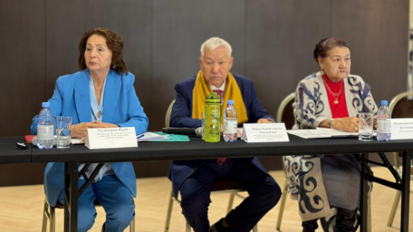 «Арсыз дүниелердің ықпалына қарсымыз». Алматыда ЛГБТ насихатына қарсы заң талқыланды