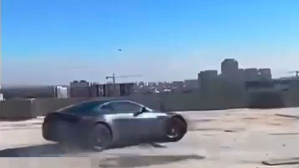 Шымкентте қымбат көлігін 12 қабатты ғимараттың шатырына шығарып, дрифт жасаған ер адам ұсталды (ВИДЕО)