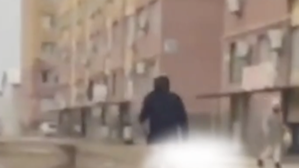 Атырау көшелерін жалаңаш кезіп жүрген ер адам жұртты шошытты