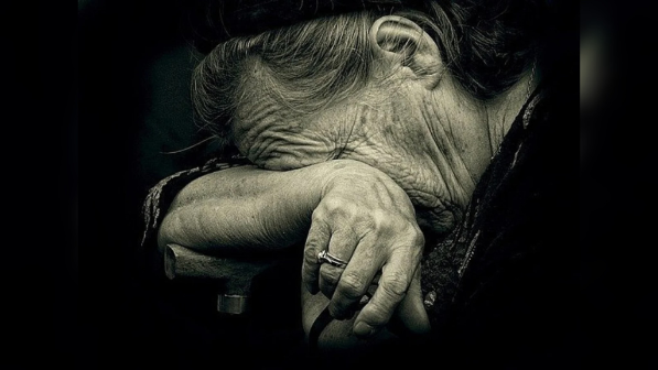 “Қамап ұстап, пәтерін атына аударып алған” - Астаналық қарияның жағдайы туралы жаға ұстатарлық ақпарат шықты (ФОТО)