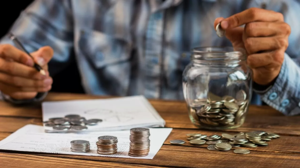 “Марқұм анасының зейнетақысын алу үшін әйел образын жасаған” - 57 жастағы ер адамның әрекеті әшкере болды (ФОТО)