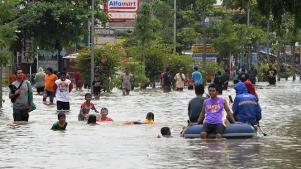 Апат! «Қаза болғандар саны 94-ке жетті»: Индонезиядағы сел салдары әлем халқын дүрліктірді (ВИДЕО)