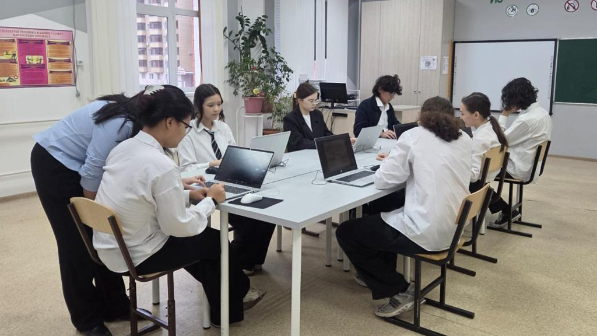 «Заң және тәртіп»: елордалық оқушылар арасында «Qarzhy Saqshysy» ойыны өтіп жатыр (ФОТО)