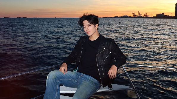 «Шексіз музыка»: Димаштың бұрын жарияланбаған кадрлары алғаш рет кітапқа енді!