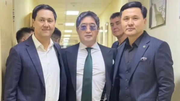 Қамауға алынған Мұқасан Шахзадаев сахнада әл айтып жүр