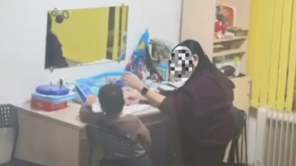 «Бір жыл бойы сеніп келдік»: Қарағандыда логопед cабақ кезінде баланы басынан нұқыған (ВИДЕО)