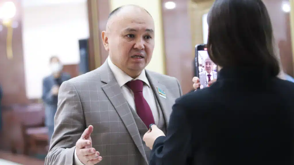 «Қажетсіз, келіссіз тақырып!» - Депутат Саиров рушылдықты дәріптейтін фильмдерді ауыр сынап тастады (ВИДЕО)