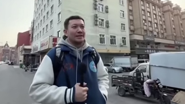 "Не деген бейбақпын?" - Журналист Асхат Ниязов Қытай қазақтарынан қазақша білмегені үшін ауыр сын естіді (Видео)