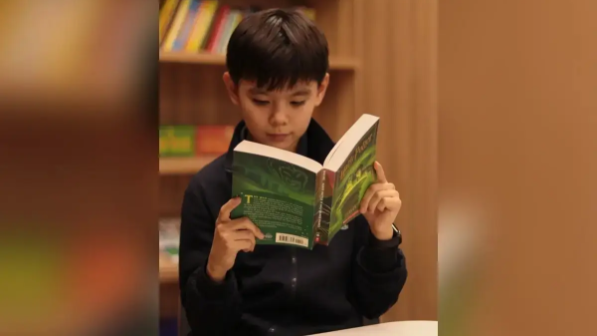 Білімге құштар жас қазақ. Шымкентте 12 жастағы оқушы жеті жылда 650 кітап оқыған