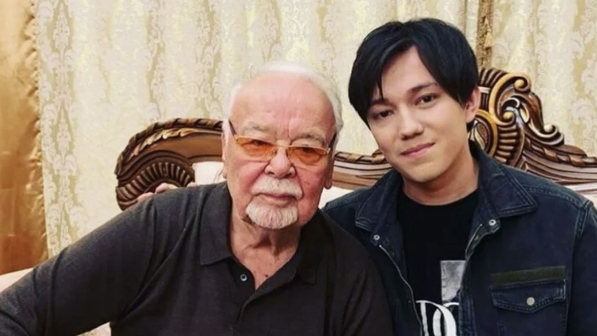 “Өнерге, адамдыққа, ұлтқа деген ұстанымыңыз кейінгі буын үшін өлмес өнеге”: Димаш Құдайберген Асанәлі Әшімовтың отбасына көңіл айтты