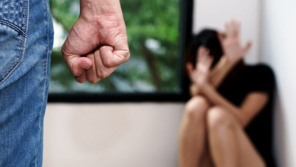 “Есін жимастан көз жұмды”: Атырауда әйелін оқтаумен ұрып өлтірген ер адам жайлы сұмдық дерек шықты