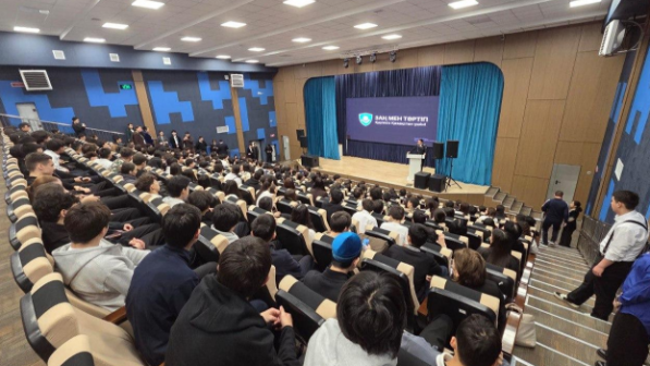 Дипфейктер, дропперлер және алаяқтар: елордалық оқушыларға цифрлық қауіпсіздік туралы айтылды