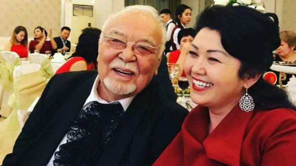 Желіде Асанәлі Әшімовтің әйелінің жоқтау айтып, қатты қайғырған видеосы тарады (ВИДЕО)