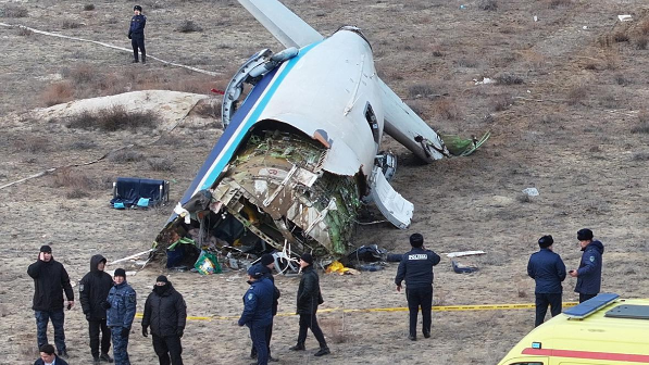 «Оқ-дәрі бөлігінің зақымдаушы элементтерінен болуы мүмкін» - Ақтаудағы ұшақ апатына қатысты Көлік министрлігі есеп берді
