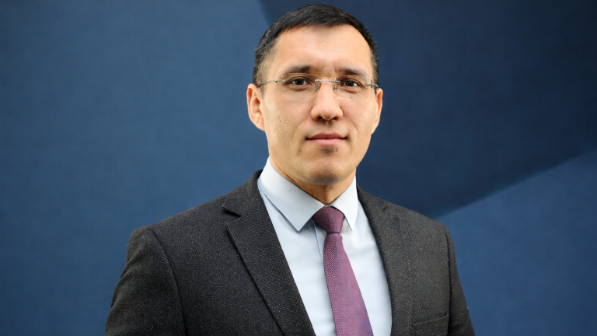 Дағдарыс менеджері ме, әлде стратегиялық архитектор ма? Жанат Момынқұлов президенттің «жаңа формуласын» түсіндірді