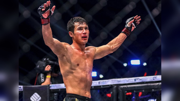 Еркебұлан Тоқтар Ташкентте өзбек боксшысын нокаудпен жеңді (ВИДЕО)