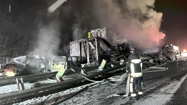 "67 көлік соқтығысқан". Жол бойынша 20 көлік өртеніп, 2 адам қаза тапқан жантүршігерлік жол апаты болды