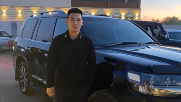 "Қатты қуған. Салдырынан соғылып, жеңіл автокөлік екіге бөлініп кеткен". Анасы жол апатына түсіп қаза тапқан ұлының өліміне полицейлерді кінәлады