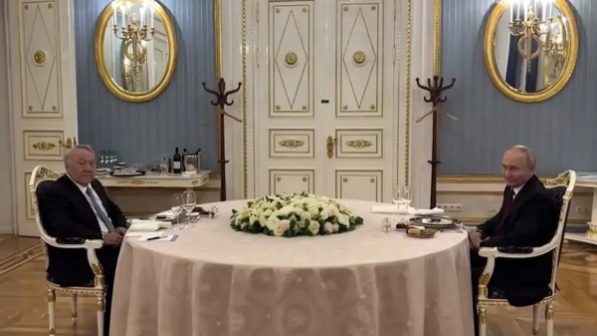 “Үлкен сенімнің белгісі”: Кремльде өткен кездесуде Назарбаев пен Путин не туралы сөйлесті?