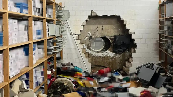 «Қабырғаны бұрғымен тесіп өтіп, банк тонаған» - Ірі көлемдегі ұрлық туралы сұмдық дерек мәлім болды