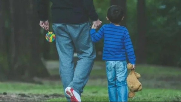 «20 жыл бұрын ұрланып, басқа отбасыға сатылған» - Туған ата-анасын тапқан баланың оқиғасы мәлім болды