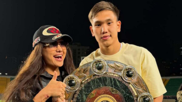 "Мен - жеке тұлғамын!". Шерхан Қалмырзаның анасы желідегі ұлына қатысты орынсыз пікірді сынады