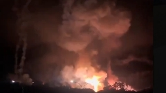 "Көшелерде оқ атылып жатыр". АҚШ әуе күштері Венесуэлаға соққы жасап, елдің күл-талқанын шығарды деп хабарланды