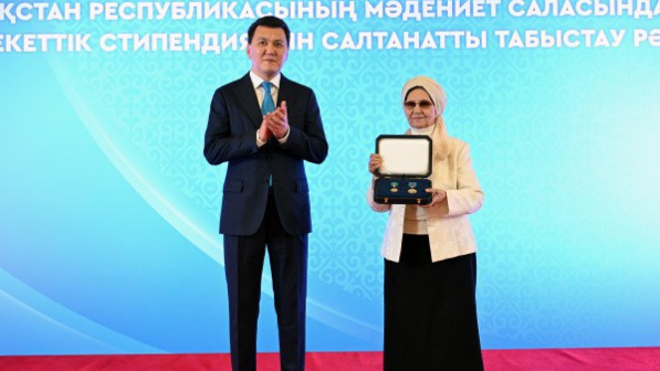 «Көптен күткен тарихи әділдік…»: Сүйінші! Бауыржан Момышұлының ұрпақтарына Алтын Жұлдыз және «Отан» ордені табысталды (ВИДЕО) 