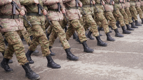 Отарда сарбаз өз саусақтарын шауып тастаған