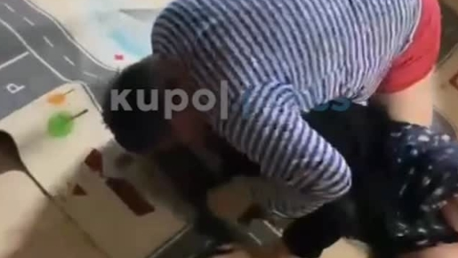 "Мені қатты қылқындырып, өлтіремін деп қорқытты". Желіде қоғам белсендісінің әйелін соққыға жыққан видеосы шықты