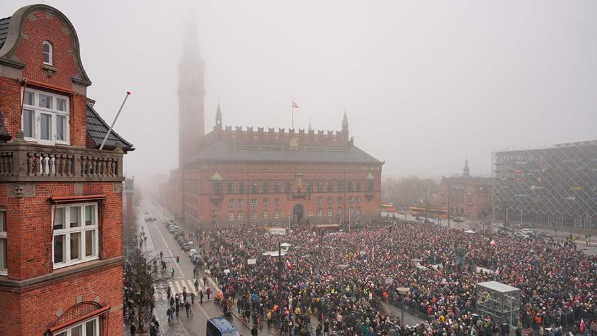 "Трамп, қолыңды тарт!". Данияда Гренландияға қатысты Трамптың мәлімдемесіне қарсы мыңдаған адам наразылыққа шықты