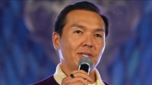 Назарбаевтың жиені Нұрәлі Әлиев адамдарды психикалық емдеуге көшті (ВИДЕО)