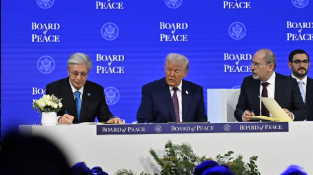 Тоқаев «Бейбітшілік кеңесінің» Жарғысына қол қойды (ВИДЕО)