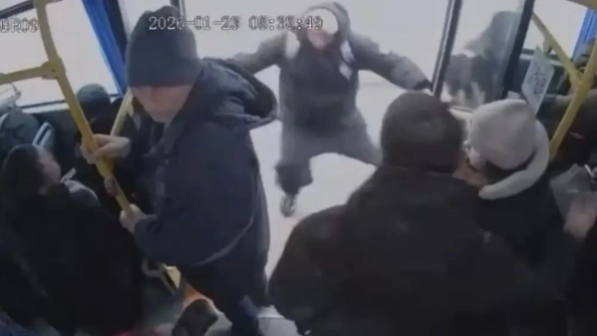 "Есік толық жабылмаған". Қарағандылық жолаушы оқыста жүріп бара жатқан автобустан құлап кетіп, жарақат алды