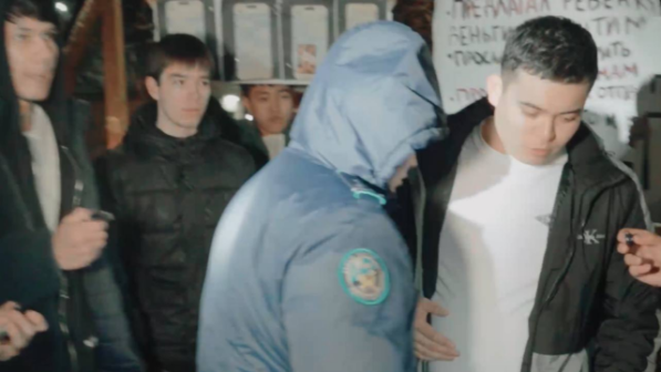 Таразда «12 жастағы қызбен» жазысқан ер адам ұсталды