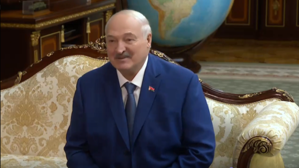 Лукашенко Қазақстан Конституциясын жазуға көмектескісі келетінін айтты (Видео)