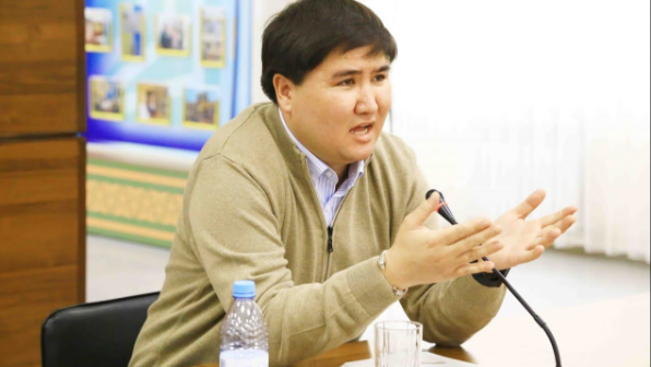 "Тіл туралы айттың деп орнымнан алып тастапты". Конституциядағы орыс тілін алып тастау туралы айтқан ғалым қызметтен қуылған