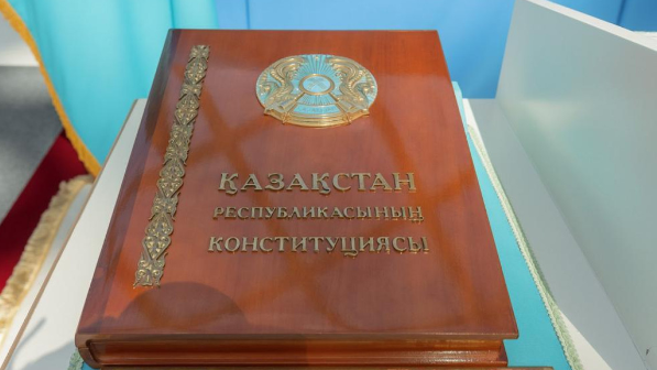 “Тең” сөзі “қатар” деп өзгертілді: Жаңа Конституция жобасының Тіл туралы бабына өзгеріс енгізілді