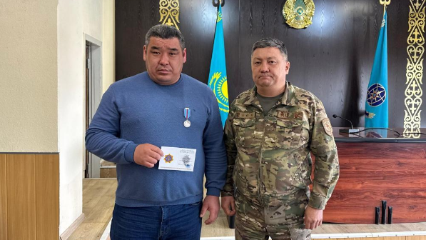 Нағыз батыр! ШҚО-да балаларды өрттен құтқарған мұғалім марапатталды