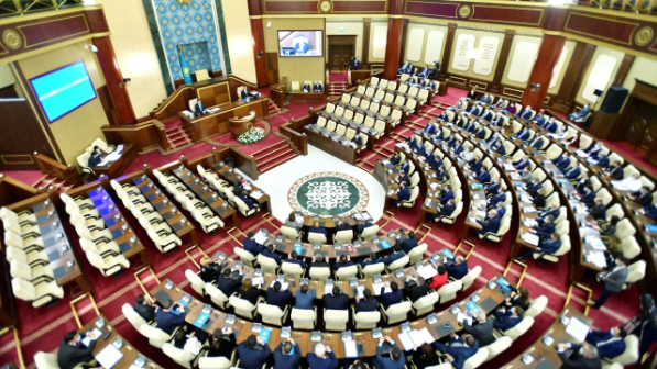 Жаңа Конституция қабылданған жағдайда Парламент өкілеттігін қашан тоқтатады?