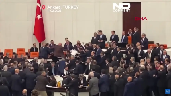 Түркия депутаттары мәжіліс залында жаға жыртысты (ВИДЕО)